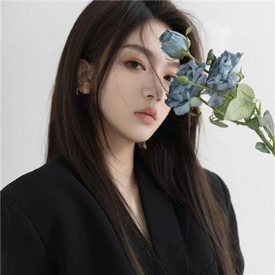 战火中的花蕾海报